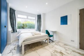 Luxurious 2 bedroom flat with parking and garden, 5 mins walk to train station and bus stop opposite property